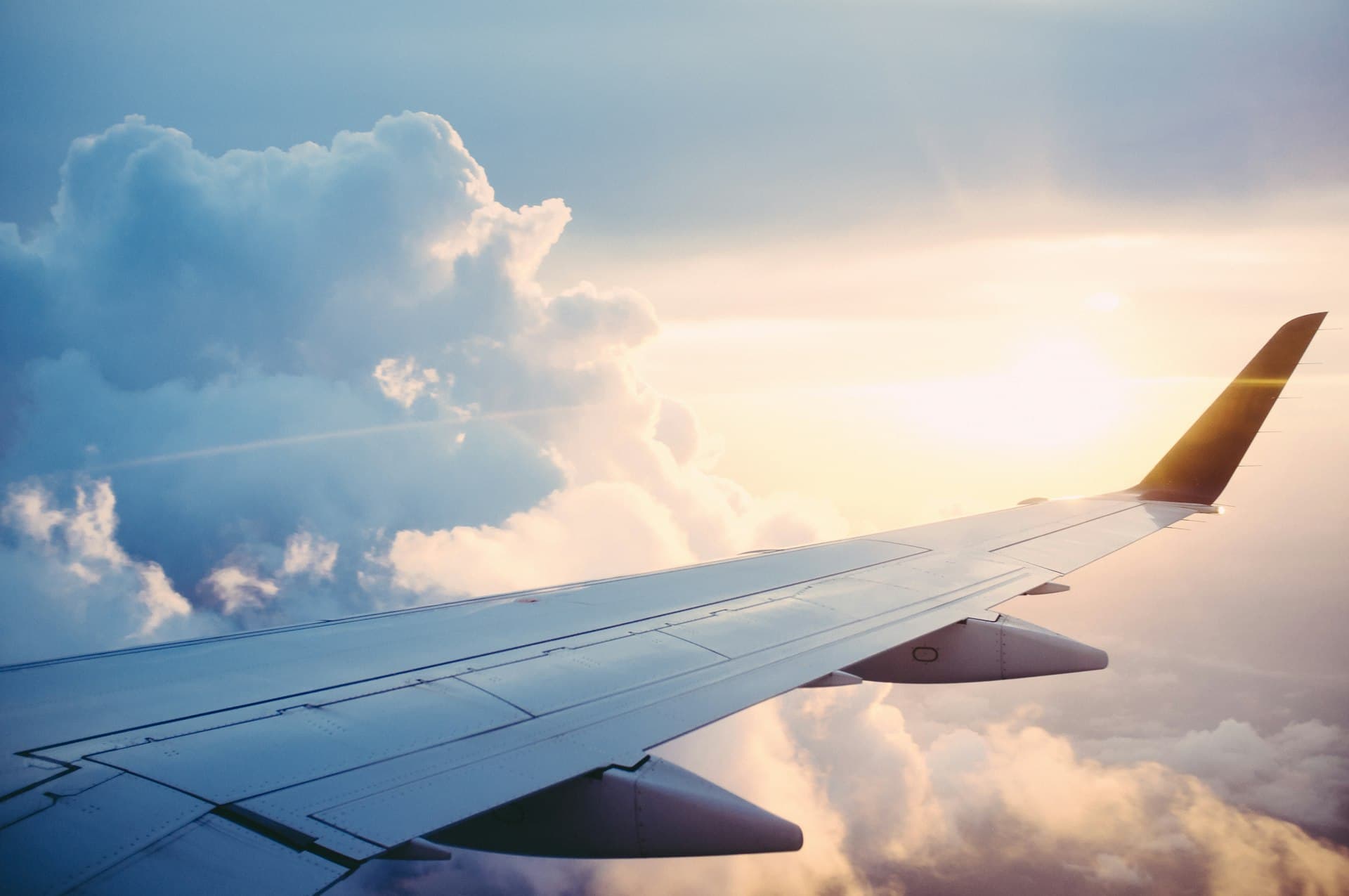 Flugzeug über den Wolken – Gabelflüge online buchen